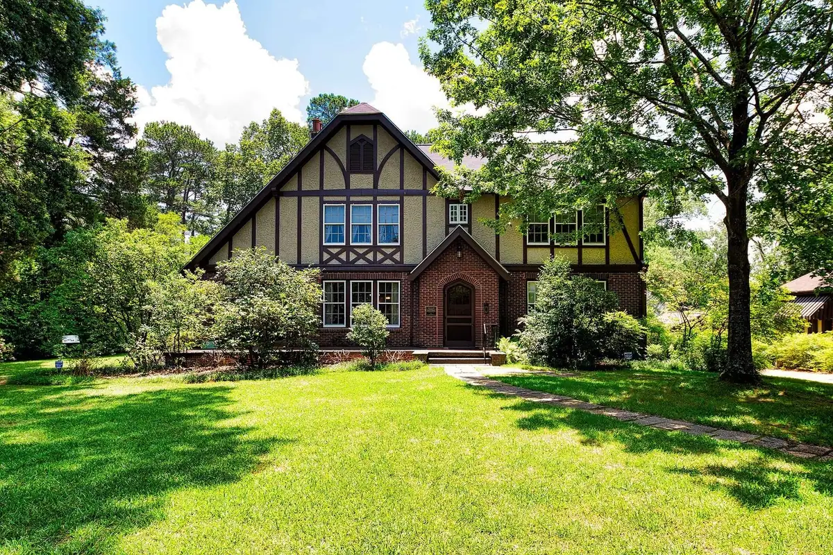 The Eudora Welty House in the Belhaven neighborhood of Jackson, Mississippi, with its front lawn and shade trees