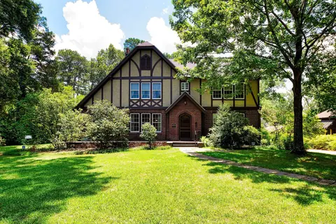The Eudora Welty House in the Belhaven neighborhood of Jackson, Mississippi, with its front lawn and shade trees