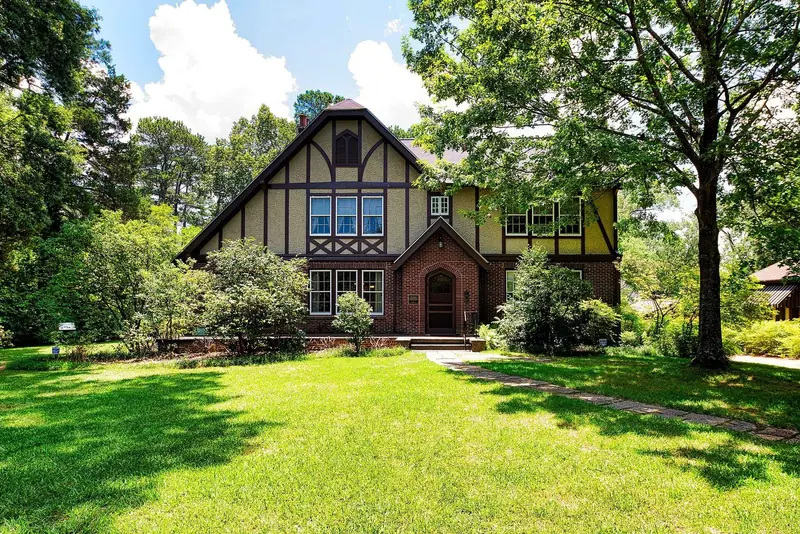The Eudora Welty House in the Belhaven neighborhood of Jackson, Mississippi, with its front lawn and shade trees
